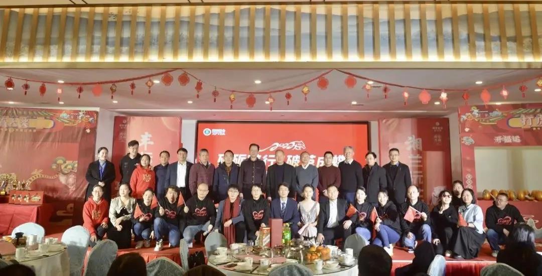 乐鱼网页版-乐鱼（中国）官方集团主要领导和嘉宾与部分演职人员合影.jpg