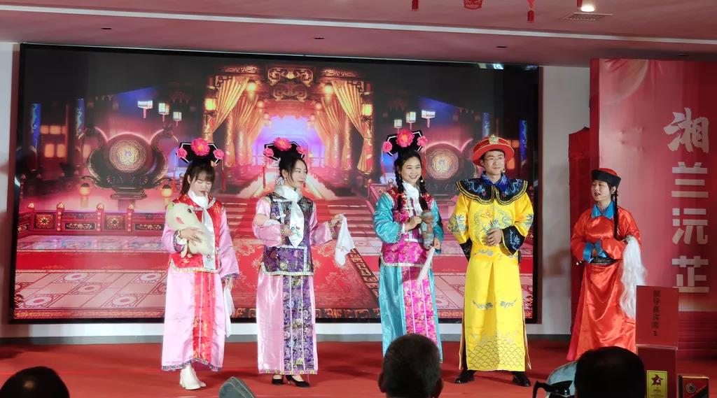 小品《甄嬛歪传》-乐鱼网页版-乐鱼（中国）官方茶旅天心分公司.jpg