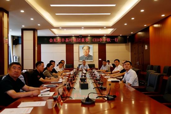 乐鱼网页版-乐鱼（中国）官方集团董事CEO李中钦博士拜会武陵源区委书记张龚